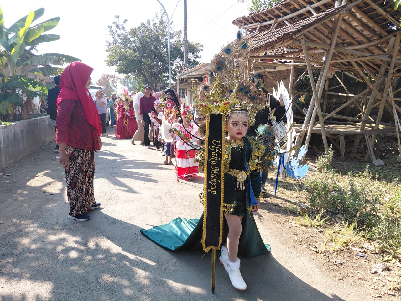 Semarak HUT RI ke-81, Yayasan Fathus Salafi Gelar Karnaval Budaya Bersama TK, MI, dan MTs